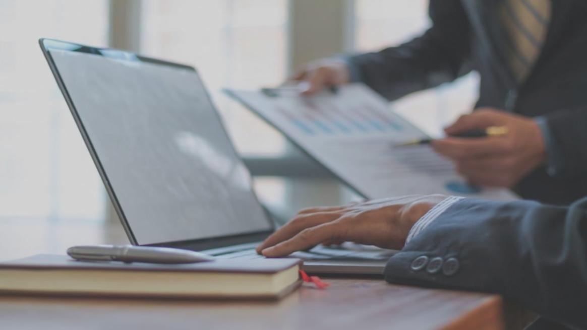 Aplikace praktických znalostí v investicích online